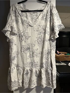 White Floral Outline Ruffle Hem Tunic